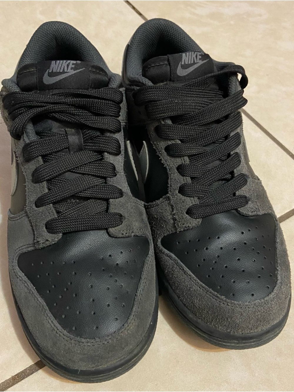 Nike women’s Low dunk Sneakers in Charcoal suede Black 9.5